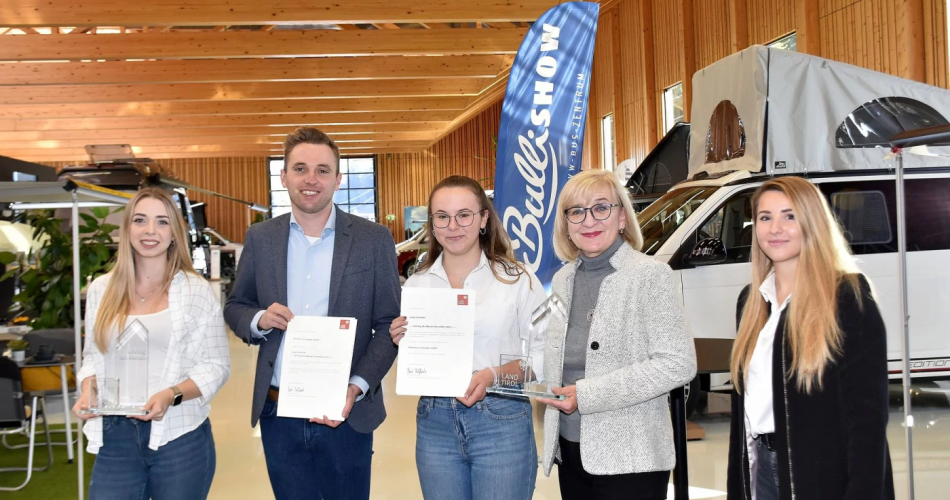 Lina Schrötter mit LR Beate Palfrader und dem Team vom Autohaus Schweiger GmbH